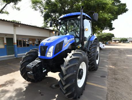 Produtores rurais de Umuarama ganham moderno trator Produtores rurais de Umuarama ganham moderno trator