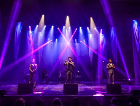 UM SHOW COM FORTES EMOÇÕES UM SHOW COM FORTES EMOÇÕES