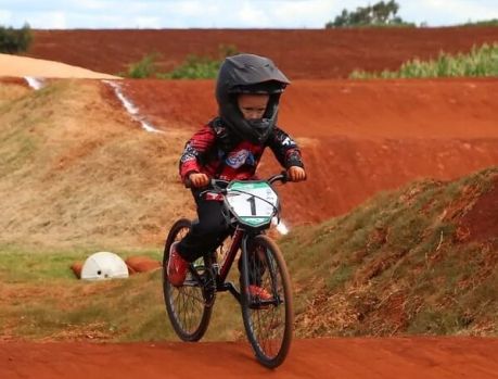 MENINO DE APENAS 4 ANOS BRILHA NO BICICROSS!