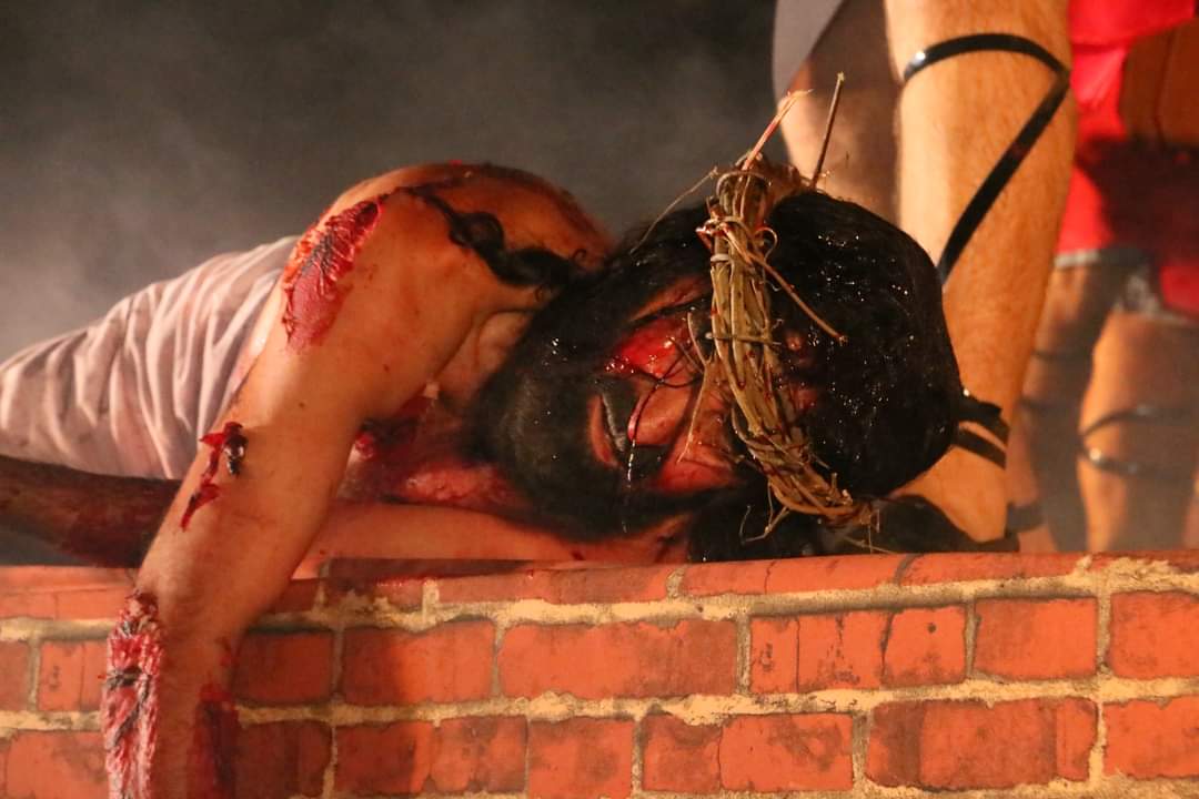MULTIDÃO ASSISTIU A ‘PAIXÃO DE CRISTO’