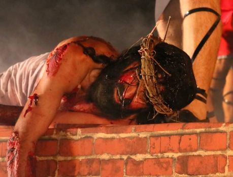 MULTIDÃO ASSISTIU A ‘PAIXÃO DE CRISTO’ MULTIDÃO ASSISTIU A ‘PAIXÃO DE CRISTO’