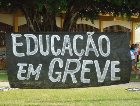 PROFESSORES DO PARANÁ ANUNCIAM: "AGORA É GREVE!" PROFESSORES DO PARANÁ ANUNCIAM: "AGORA É GREVE!"