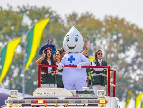 ZÉ GOTINHA FOI A GRANDE ATRAÇÃO DO DESFILE! ZÉ GOTINHA FOI A GRANDE ATRAÇÃO DO DESFILE!