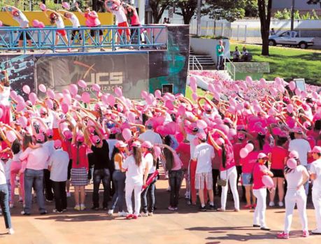 Em outubro tem Zumba Rosa na Praça Miguel Rossafa   