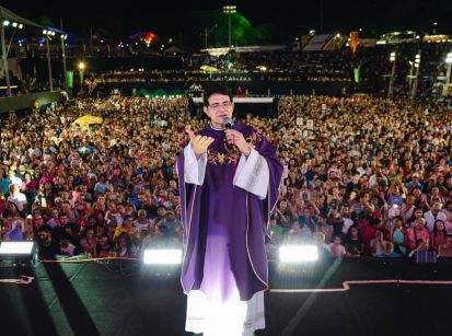PADRE REGINALDO MANZOTTI EMOCIONOU UMA MULTIDÃO NA EXPO