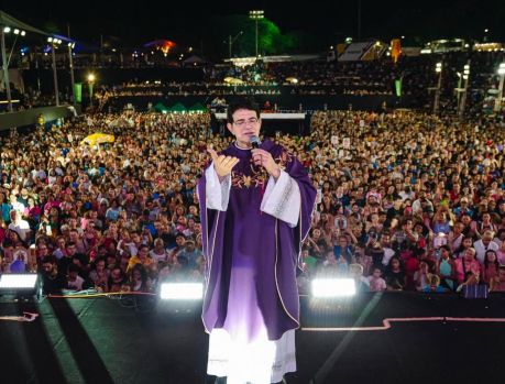 PADRE REGINALDO MANZOTTI EMOCIONOU UMA MULTIDÃO NA EXPO PADRE REGINALDO MANZOTTI EMOCIONOU UMA MULTIDÃO NA EXPO
