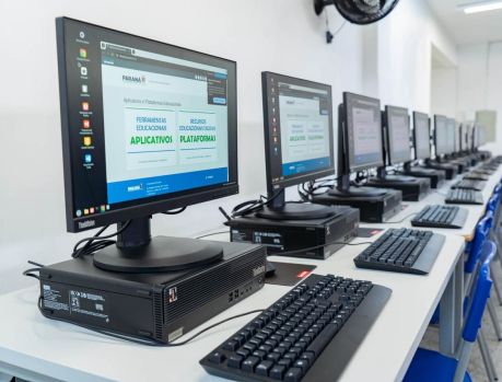 UMUARAMA: ESCOLAS RECEBEM DESKTOPS DO GOVERNO