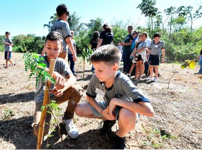 PLANTIO DE 350 MUDAS NATIVAS MARCA A SEMANA DA ÁRVORE