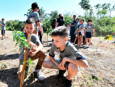 PLANTIO DE 350 MUDAS NATIVAS MARCA A SEMANA DA ÁRVORE