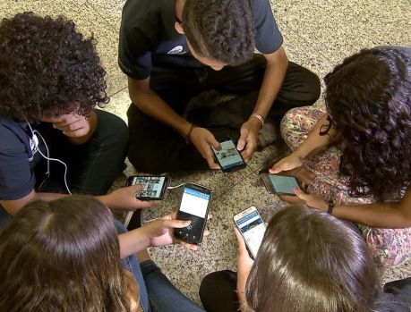 PROIBIÇÃO DE CELULARES NAS ESCOLAS TEM BONS RESULTADOS