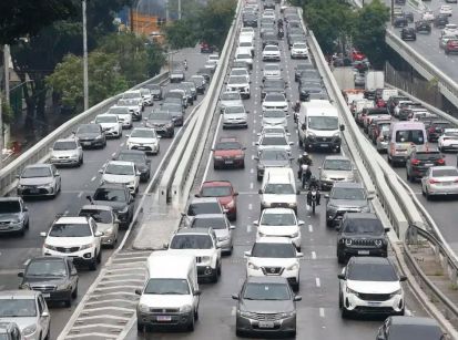 TRABALHADORES USAM + CARRO DO QUE ÔNIBUS COLETIVO!
