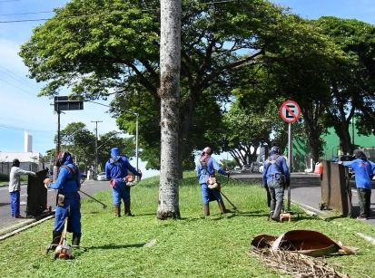 Prefeitura roça gramados que cresceram com o calor e chuvas