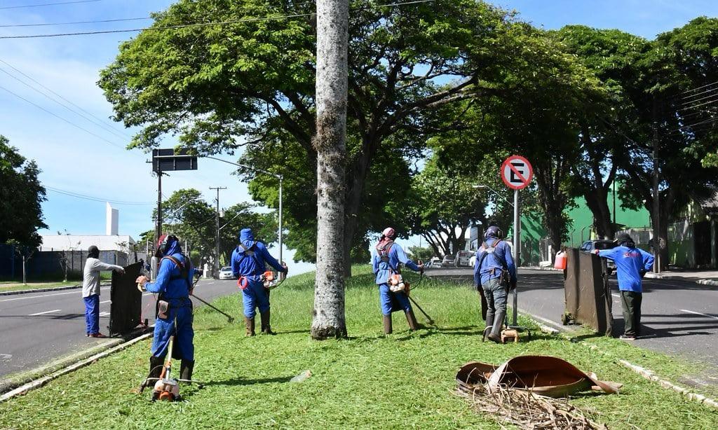 Prefeitura roça gramados que cresceram com o calor e chuvas