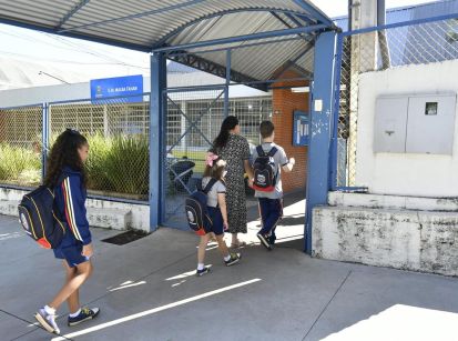 Mais de 1 milhão de alunos voltam às aulas hoje no Paraná!