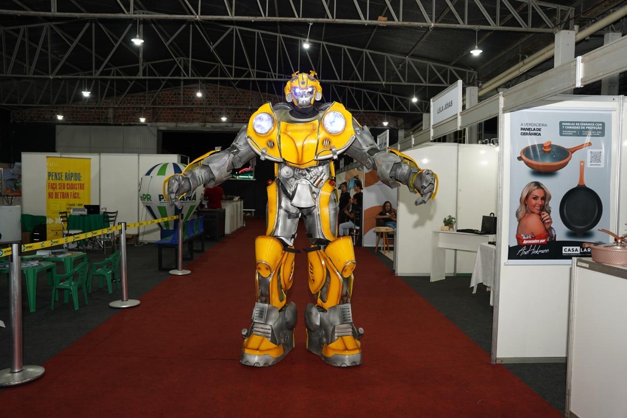 Robô inspirado nos Transformers é o maior sucesso na Expo