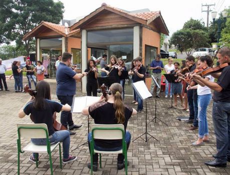 Uma encantadora tarde de domingo embalada pelo som de violinos