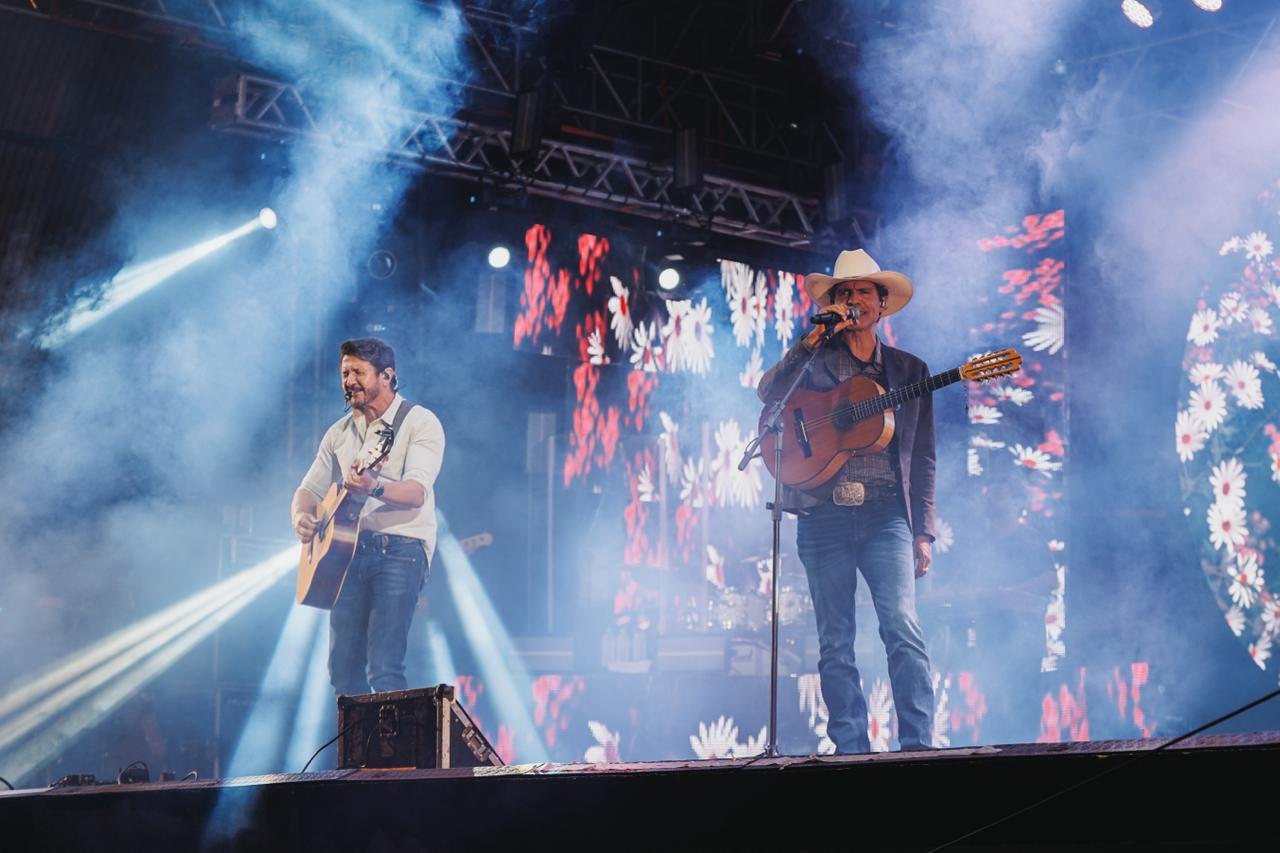Jads e Jadson emocionam a multidão na Expo Umuarama!!!