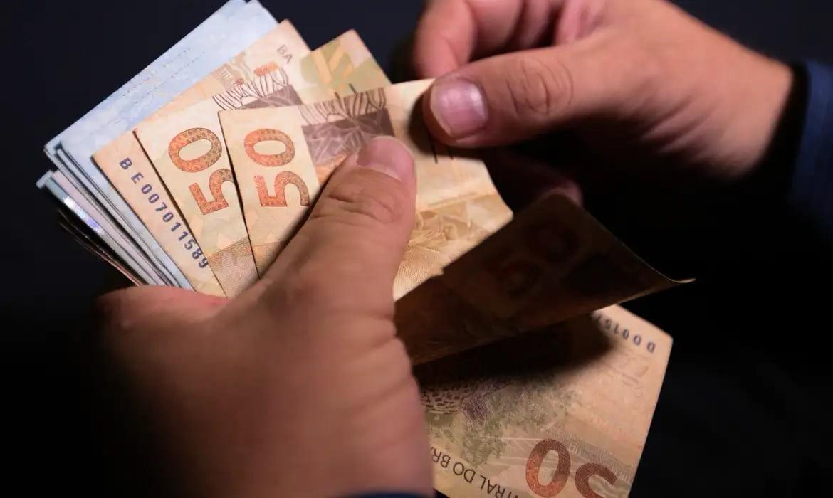 Governo propõe salário mínimo de R$ 1.717 para 2027