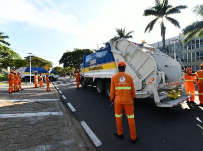 Novo sistema de coleta de lixo ganha 8 caminhões 0 km