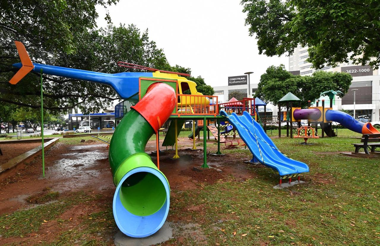 As belas praças se transformam em parques de diversão para a galerinha!