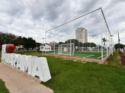 Praça ganha campinho de grama sintética para crianças