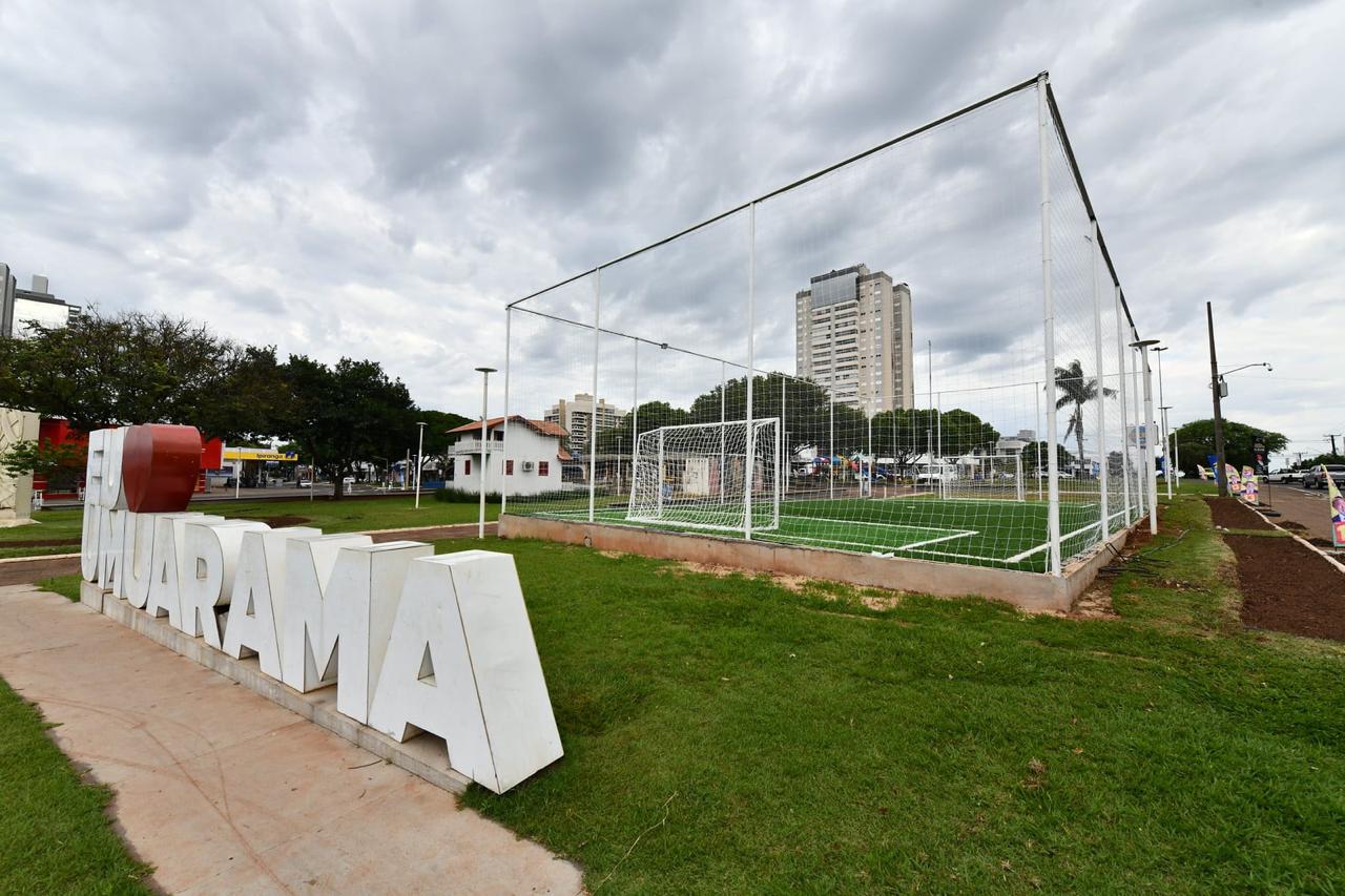 Praça ganha campinho de grama sintética para crianças