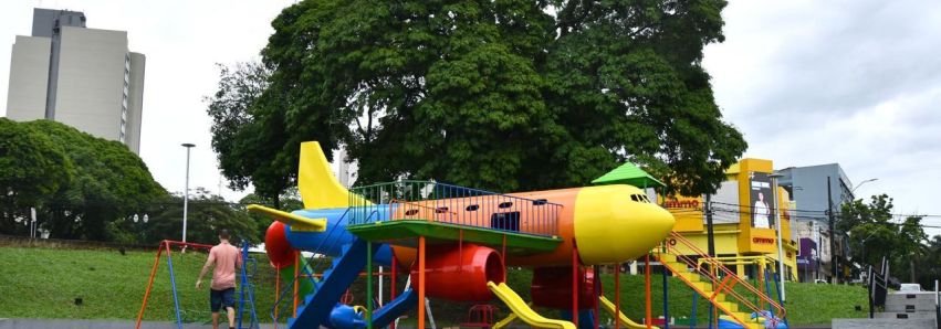 A praça gigante de Umuarama virou um aeroporto: agora tem 2 aviões!