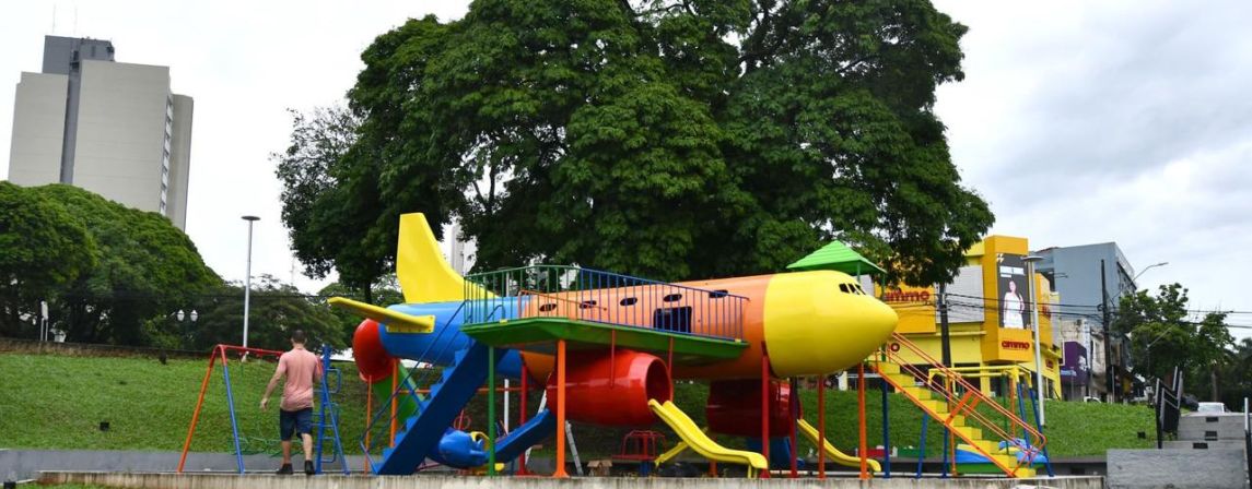 A praça gigante de Umuarama virou um aeroporto: agora tem 2 aviões!