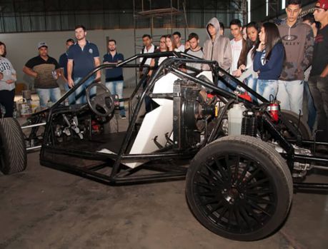 Acadêmicos de Engenharia Mecânica levam protótipo de carro a um colégio Acadêmicos de Engenharia Mecânica levam protótipo de carro a um colégio