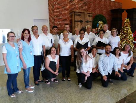 Corais percorrem a cidade cantando mensagens de amor! Corais percorrem a cidade cantando mensagens de amor!