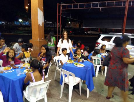 Ceia de Natal reuniu os moradores de rua na Rodoviária