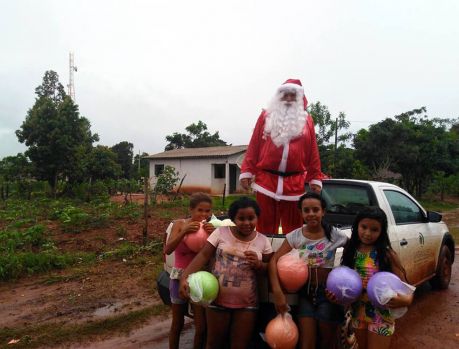 Alto Piquiri: Prefeito Noel foi às ruas distribuir presentes Alto Piquiri: Prefeito Noel foi às ruas distribuir presentes