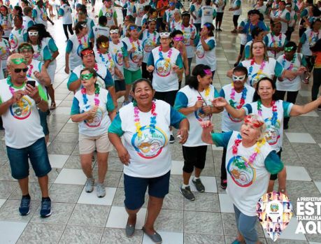 Dançando e recordando os antigos e belos carnavais de Umuarama   