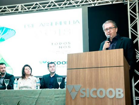 Sicoob: Diretoria e Associados comemoram parceria Sicoob: Diretoria e Associados comemoram parceria