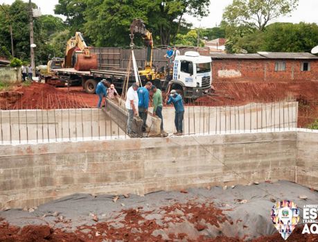 Máquinas pesadas constroem uma ponte resistente!   