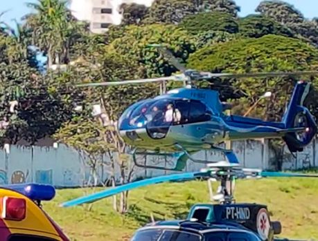 Governador surpreende ao chegar de helicóptero no estádio Governador surpreende ao chegar de helicóptero no estádio