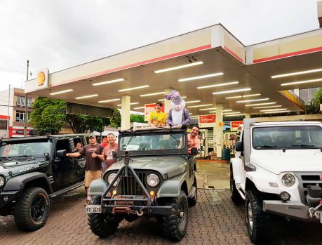 ‘Jeepeiros’ presenteiam crianças com ovos de Páscoa no Parque Industrial ‘Jeepeiros’ presenteiam crianças com ovos de Páscoa no Parque Industrial