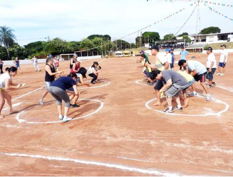 Divertida gincana esportiva reúne gerações na ACEU: Undokai