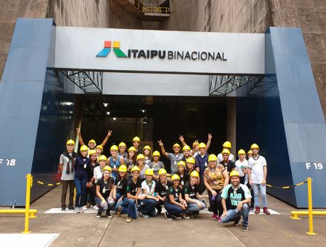 Caravana de estudantes de Umuarama visita a Hidrelétrica de Itaipu Caravana de estudantes de Umuarama visita a Hidrelétrica de Itaipu