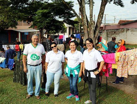 Grupo de voluntários entrega doação no Jaboticabeiras Grupo de voluntários entrega doação no Jaboticabeiras