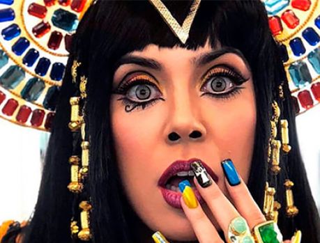 Hoje sucesso nacional, a cantora umuaramense está de volta! Hoje sucesso nacional, a cantora umuaramense está de volta!