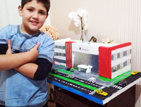 Menino-artista ‘bomba’ na net com miniatura do Hospital do Câncer Menino-artista ‘bomba’ na net com miniatura do Hospital do Câncer